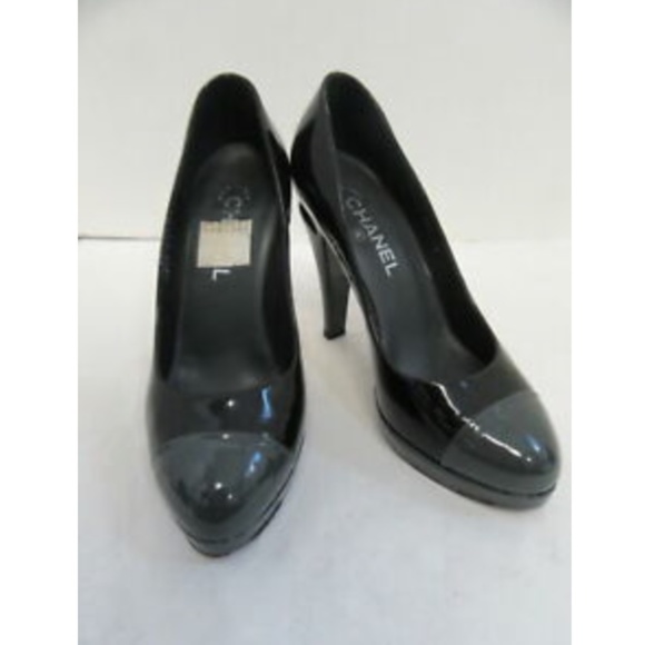 CHANEL black patent leather heels w/gray cap top38